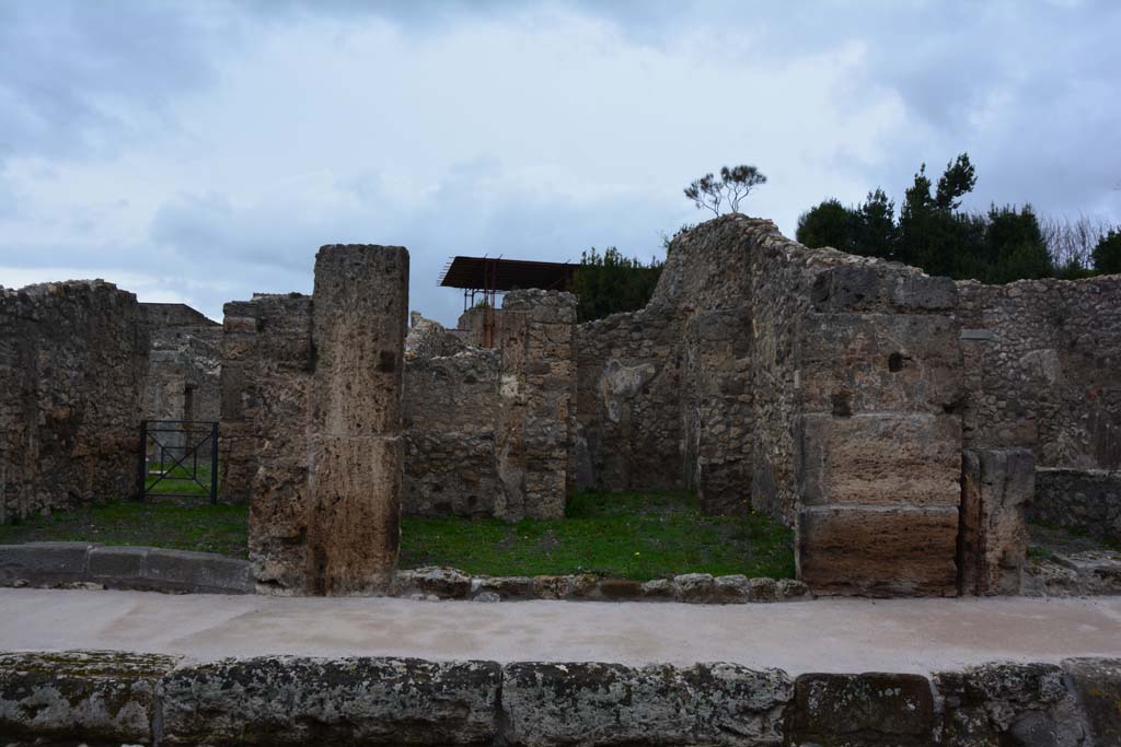 V.2.12 Pompeii, in centre. March 2017. Looking towards entrance doorways on north side of Via di Nola, with V.2.11, on left. 
Foto Christian Beck, ERC Grant 681269 DÉCOR.

