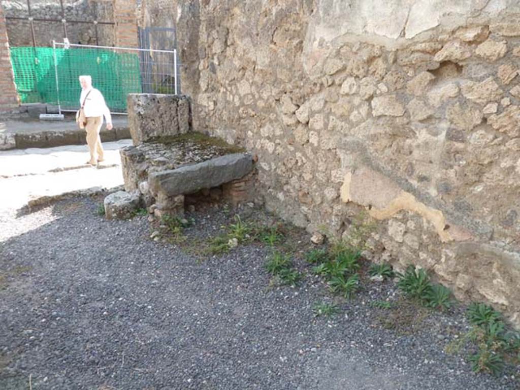 V.2.13 Pompeii. September 2015. Looking south along west wall.