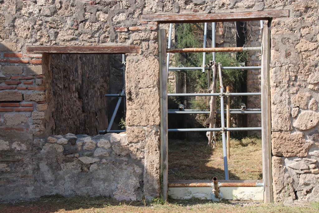 V.2.15 Pompeii. October 2022. Window and doorway to room 2 on north side of atrium. Photo courtesy of Klaus Heese.