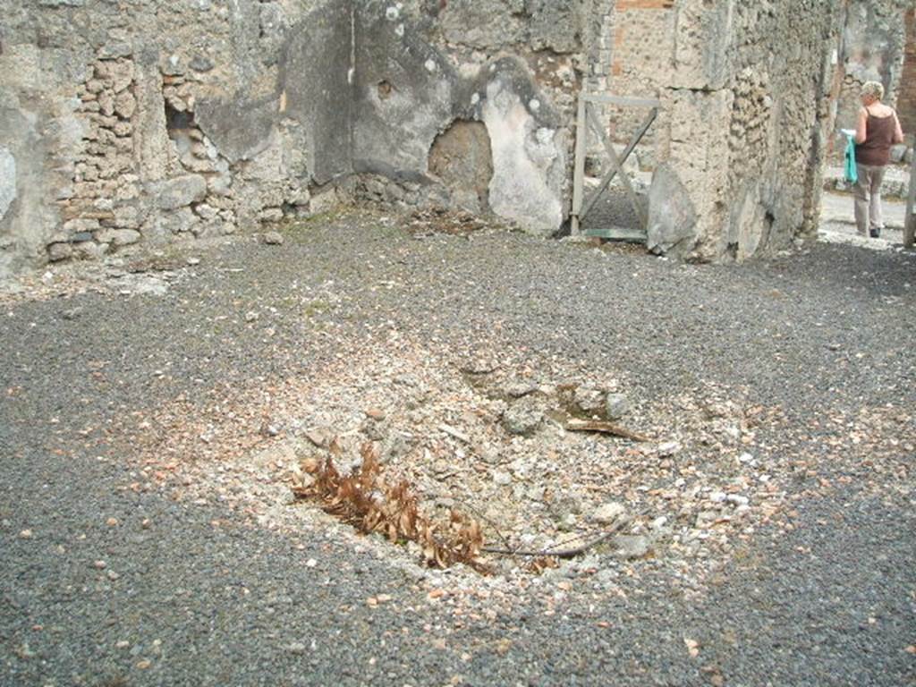 V.2.15 Pompeii.  May 2005.  Atrium looking south to entrance with doorway to V.2.16 to left of entrance.