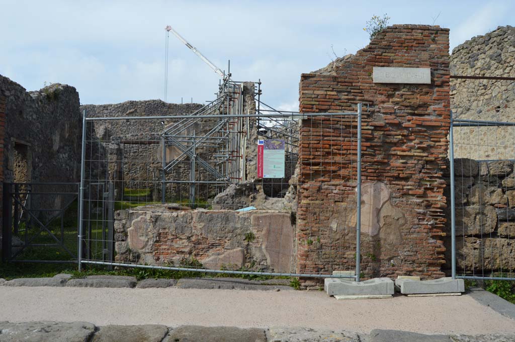 V.2.19 Pompeii. March 2019. 
Entrance doorway and counter to bar-room, and roadway now known as Vicolo dei balconi, on right.
Foto Taylor Lauritsen, ERC Grant 681269 DÉCOR.

