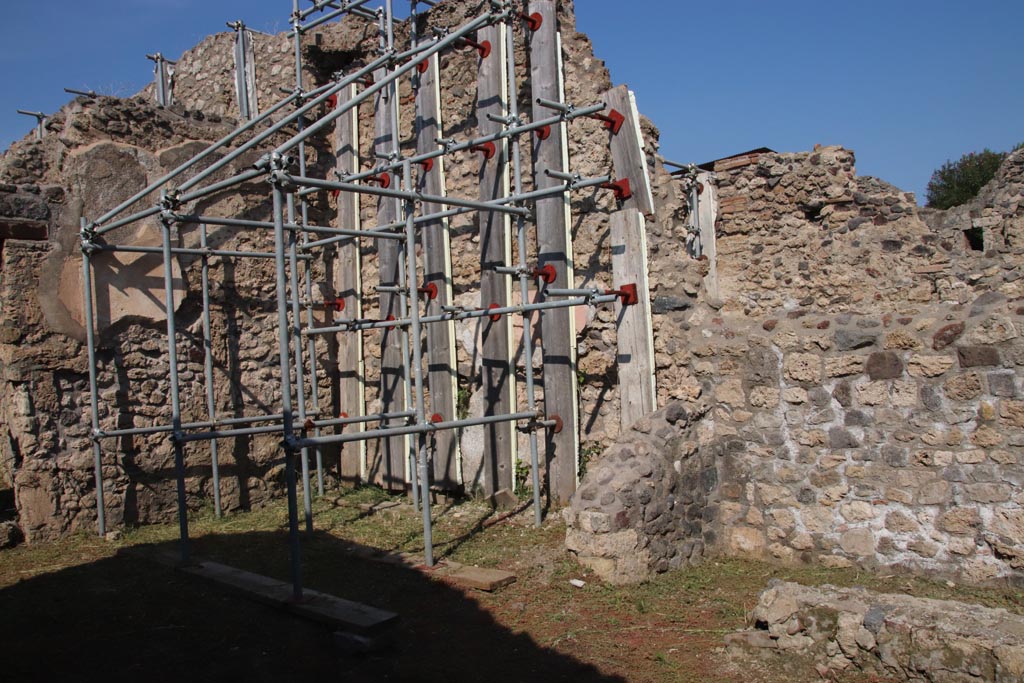 V.2.19 Pompeii. October 2022. Looking towards north-east corner of rear room. Photo courtesy of Klaus Heese.