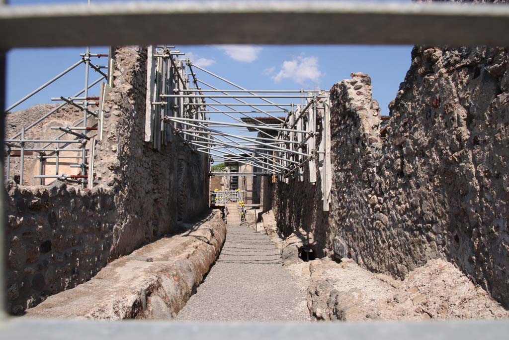 V.2.20 Pompeii, on left. September 2021. 
The entrance doorway can be seen, left of centre, on the Vicolo dei Balconi. Photo courtesy of Klaus Heese.

