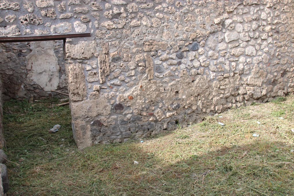 .2.20 Pompeii. October 2022. North wall of light-yard with doorway into triclinium, on left. Photo courtesy of Klaus Heese.