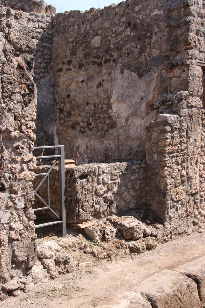 V.2.b Pompeii. September 2021. 
Looking south towards entrance doorway. Photo courtesy of Klaus Heese.
