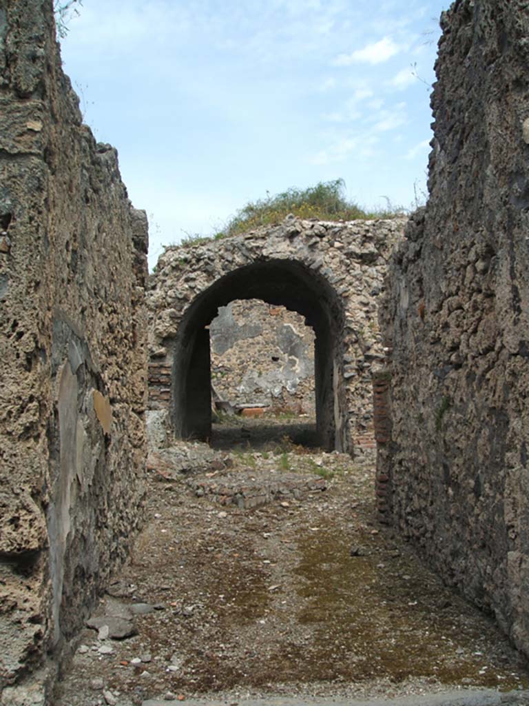 V.2.d Pompeii. May 2005. Entrance “a”, looking east.