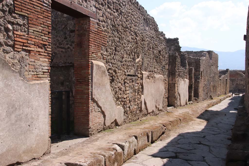 V.2.e Pompeii, on left. September 2021. Looking south along east side of Vicolo di Cecilio Giocondo. Photo courtesy of Klaus Heese.