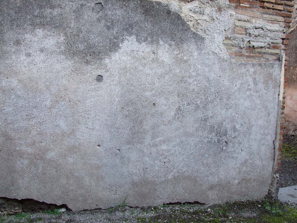 V.2.e Pompeii. December 2007. Wall plaster on left of entrance doorway, in vicolo.  
According to Varone, the graffito CIL 4239 was inscribed to the left of the entrance
See Varone, A., 2002. Erotica Pompeiana: Love Inscriptions on the Walls of Pompeii, Rome: L’Erma di Bretschneider. (p.69)
According to Epigraphik-Datenbank Clauss/Slaby (See www.manfredclauss.de), it read -
Fortunate animula dulcis perfututor
scribit qui novit      [CIL IV 4239]
