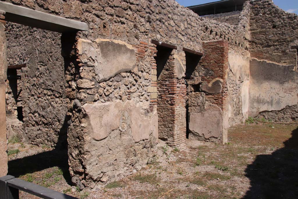 V.2.e Pompeii. September 2021. Looking along north wall from entrance doorway. Photo courtesy of Klaus Heese.

