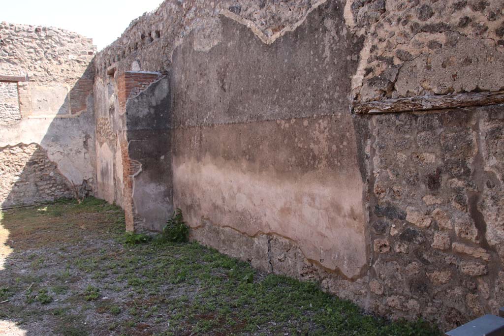 V.2.e Pompeii. September 2021. Looking along south wall from entrance doorway. Photo courtesy of Klaus Heese.

