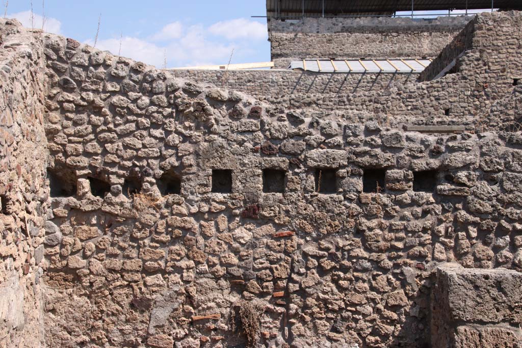 V.2.f, Pompeii. September 2021. 
Looking towards east wall of cubiculum, with holes for support beams for an upper floor. Photo courtesy of Klaus Heese.
