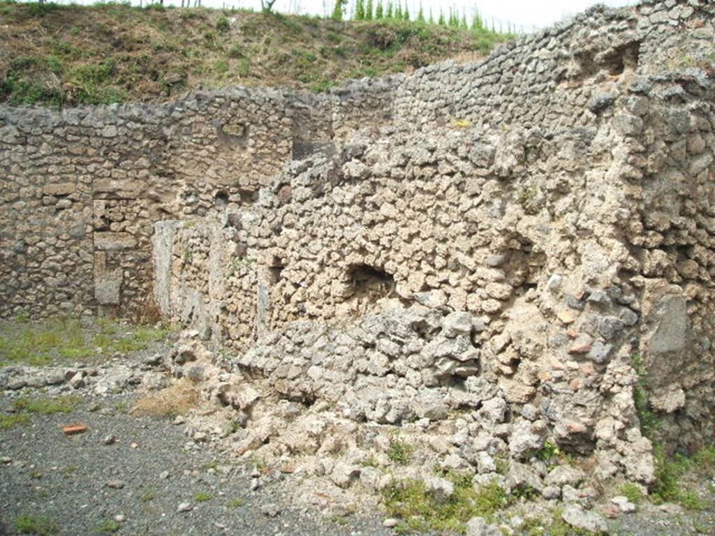 V.2.f  Pompeii. May 2005. East wall and site of corridor, and doorway to cubiculum.