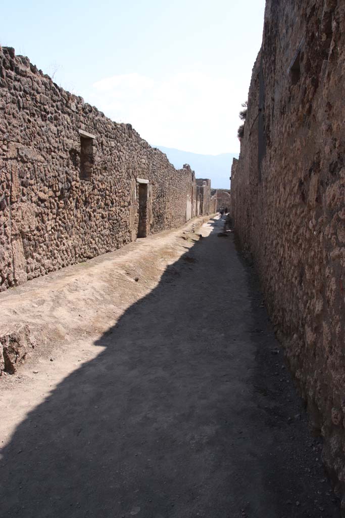 V.2.f, Pompeii, on left. September 2021. 
Vicolo di Cecilio Giocondo looking south from junction with Vicolo delle Nozze d’Argento.
Photo courtesy of Klaus Heese.
