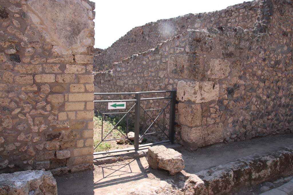 V.2.g Pompeii. September 2021. 
Looking south on Vicolo delle Nozze d’Argento towards entrance doorway. Photo courtesy of Klaus Heese.

