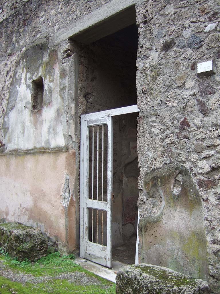 V.2.h Pompeii. December 2005. Entrance doorway.