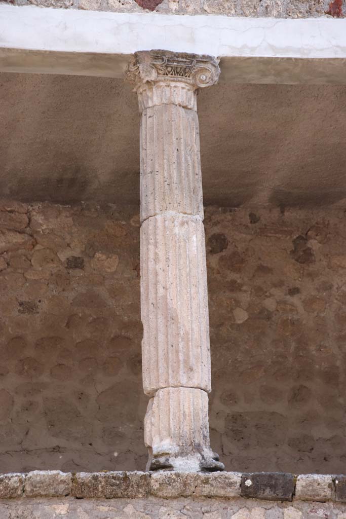 V.2.h Pompeii. September 2021. Detail of the column seen in the centre. Photo courtesy of Klaus Heese.