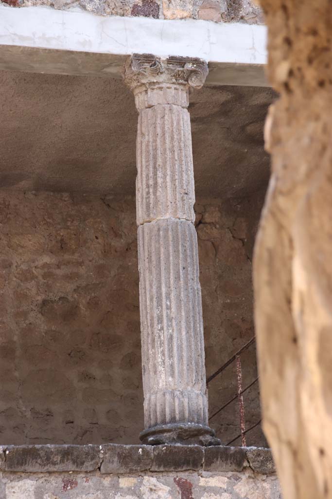 V.2.h Pompeii. September 2021. Detail of the column seen on the right. Photo courtesy of Klaus Heese.