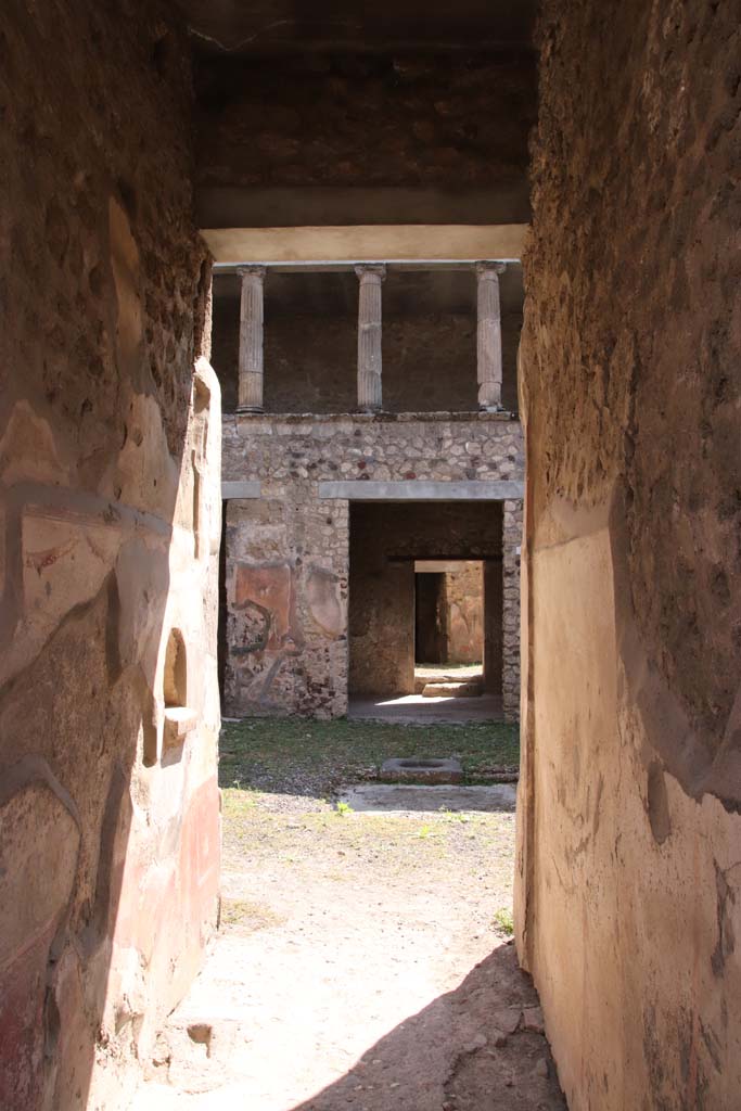 V.2.h Pompeii. September 2021. 
Looking south along entrance corridor/fauces, with niche set into east wall. Photo courtesy of Klaus Heese.
