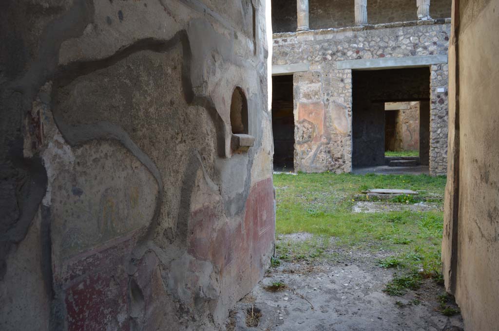 V.2.h Pompeii. October 2017. 
Looking south along east wall of entrance corridor/fauces ‘a’, with niche and remains of painted decoration.
Foto Taylor Lauritsen, ERC Grant 681269 DÉCOR.

