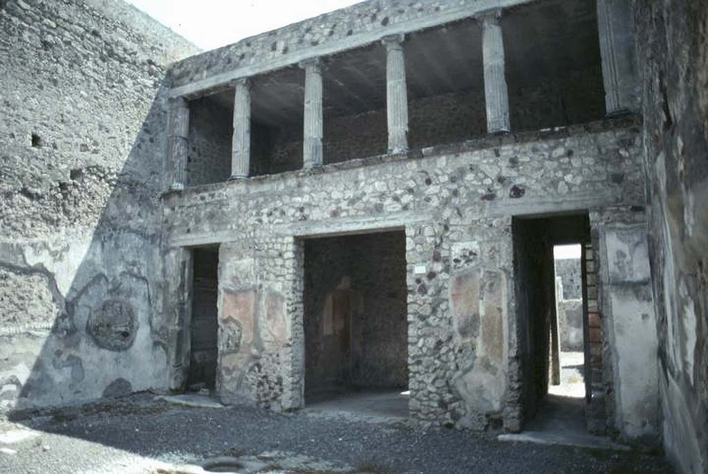 V.2.h Pompeii. 2002. East wall and south side of atrium ‘d’.