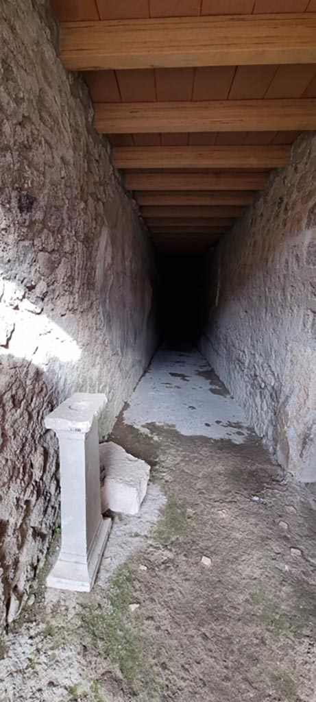 V.2.i Pompeii. December 2023. 
Room 22, corridor leading eastwards. Photo courtesy of Miriam Colomer.
