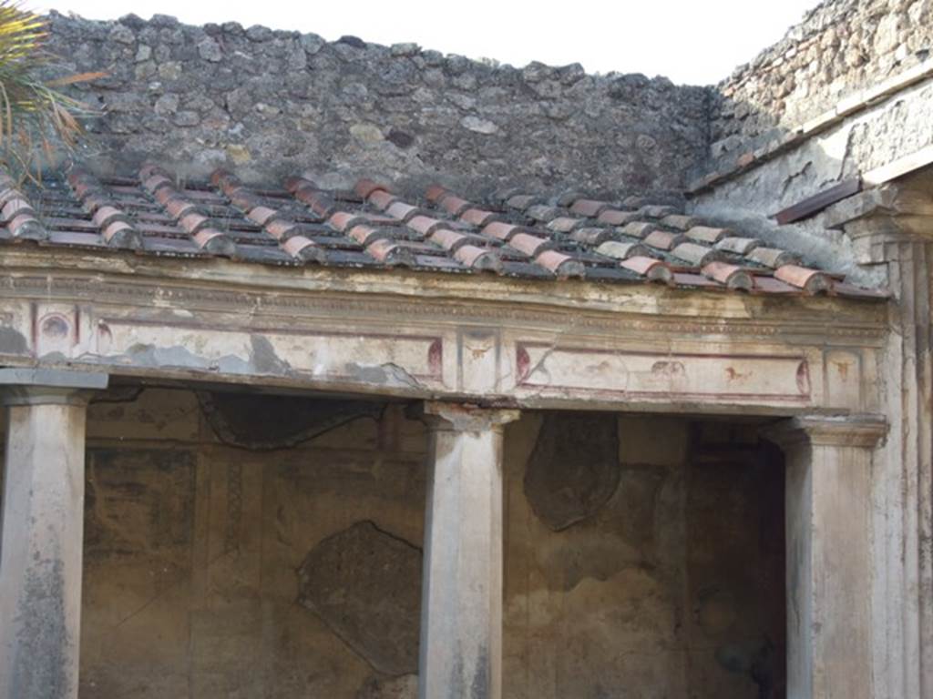 V.2.i Pompeii. December 2007. Room 23, Rhodian peristyle on west side showing difference in height of columns and different style columns.

