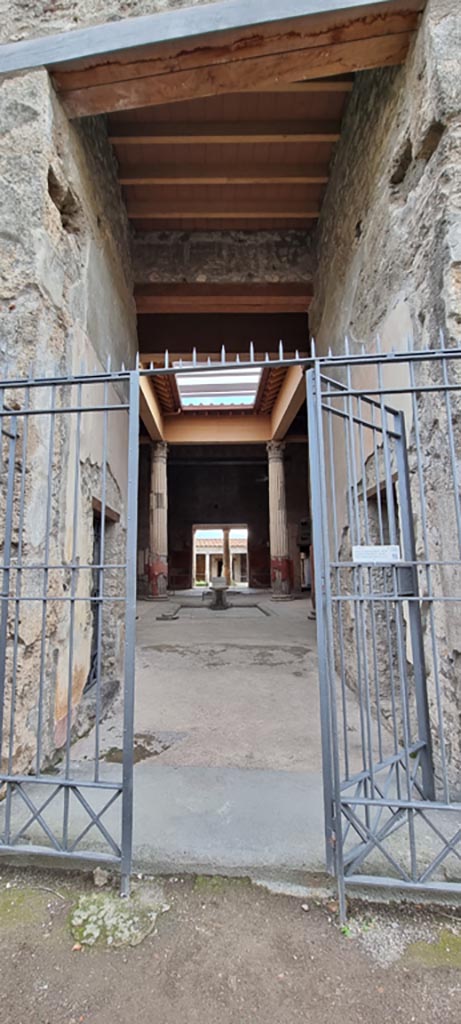 V.2.i Pompeii. December 2023. 
Looking south through entrance doorway. Photo courtesy of Miriam Colomer.
