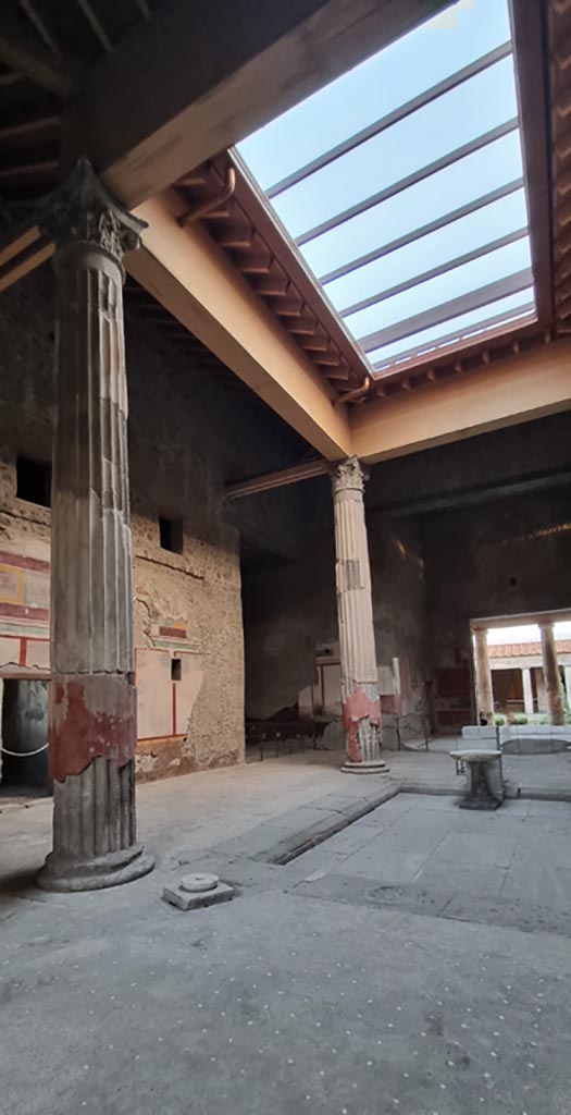V.2.i Pompeii. December 2023. 
Looking south-east across atrium. Photo courtesy of Miriam Colomer.
