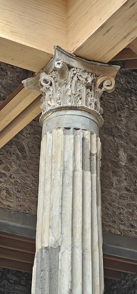 V.2.i Pompeii. December 2023. 
Capital on top of column at side of impluvium in atrium.
Photo courtesy of Miriam Colomer.
