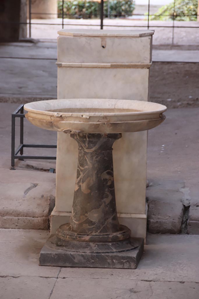 V.2.i Pompeii.  October 2023. 
Room 1, south end of impluvium in atrium, detail of basin on a stand. Photo courtesy of Klaus Heese.
