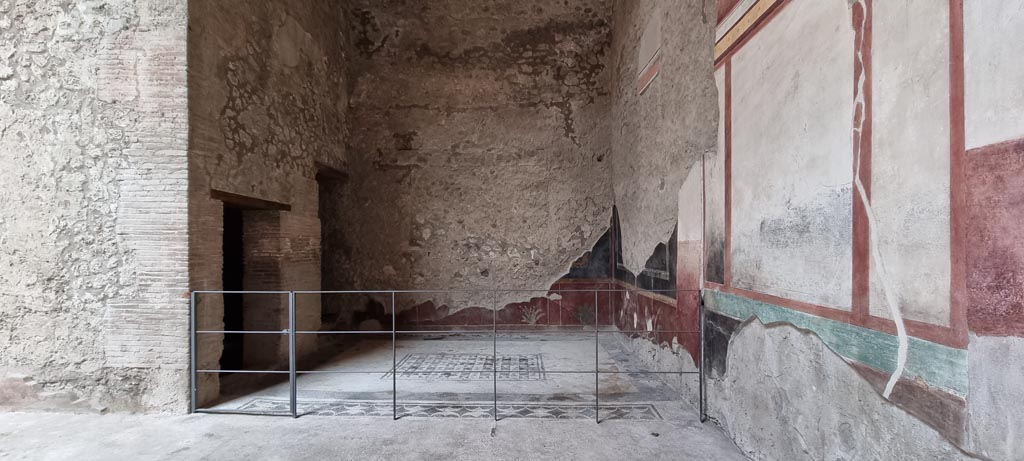 V.2.i Pompeii. December 2023. Room 1, south-east corner of atrium, looking towards room 5, east ala. Photo courtesy of Miriam Colomer.
