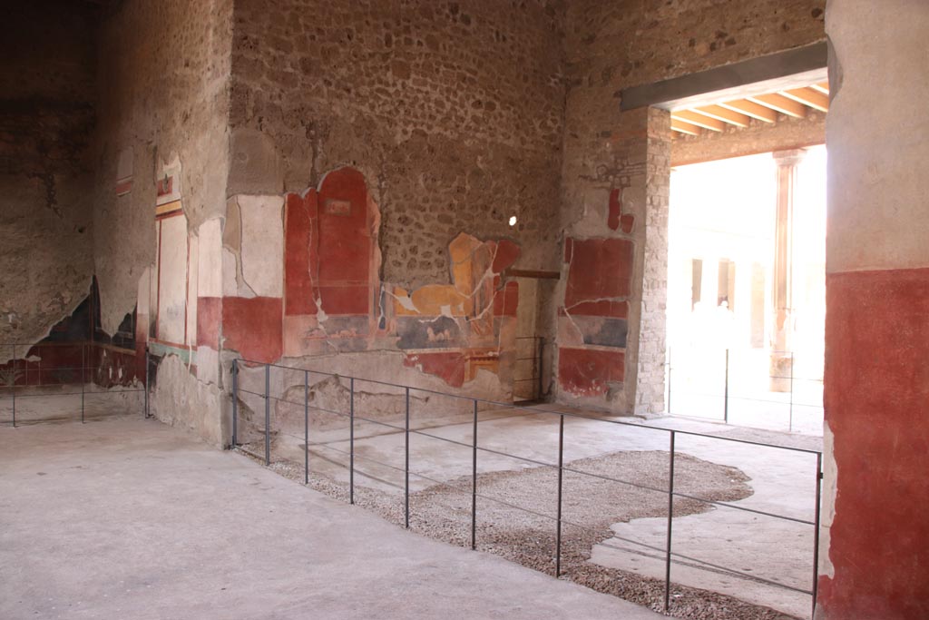 V.2.i Pompeii.  October 2023. Tablinum 7 on south side of atrium, looking towards east wall. Photo courtesy of Klaus Heese.