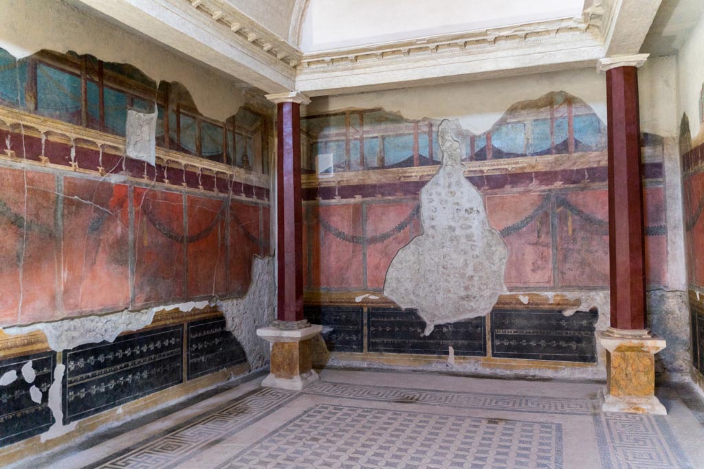 V.2.i Pompeii. March 2023. Room 21, Corinthian oecus, north and east walls. Photo courtesy of Johannes Eber.