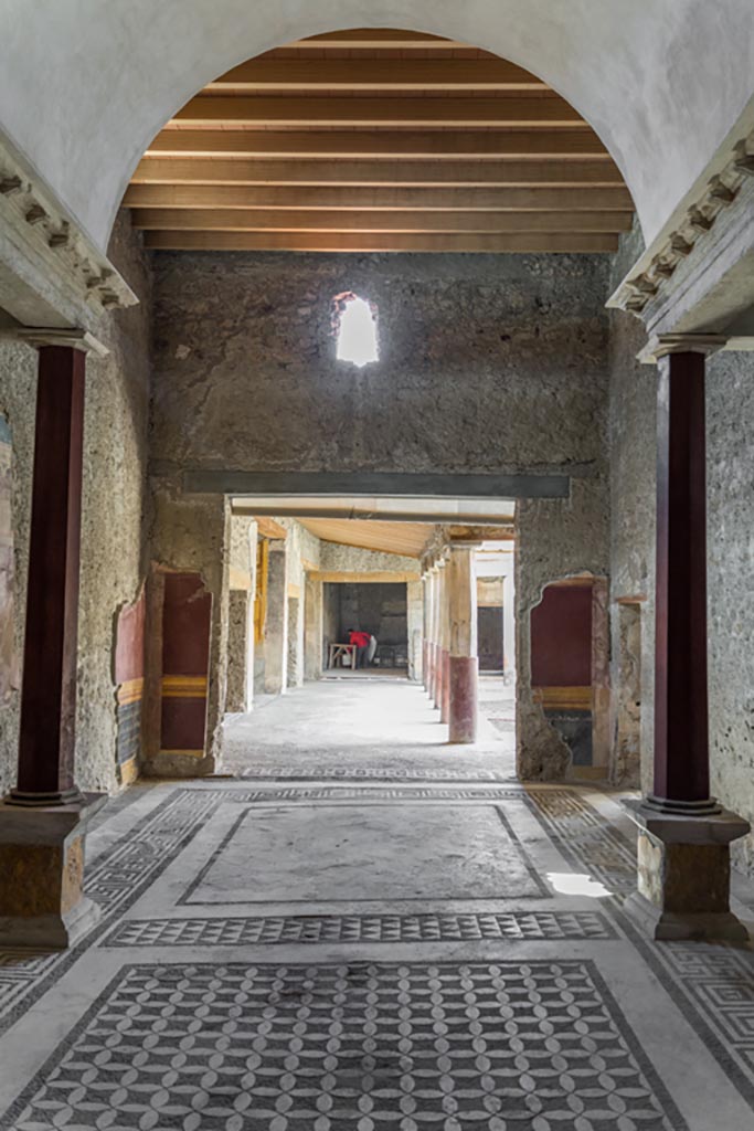 V.2.i Pompeii. March 2023. 
Room 21, Corinthian oecus, looking west onto south portico. Photo courtesy of Johannes Eber.
