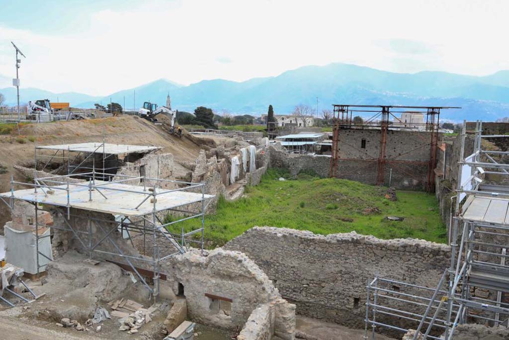 Vicolo dei Balconi, north end on the left in 2018, is running south alongside the green area of the garden 25 of V.2.i.
In the foreground is the newly excavated Vicolo delle Nozze d’Argento and in front is V.7 under excavation.
Photograph © Parco Archeologico di Pompei.
