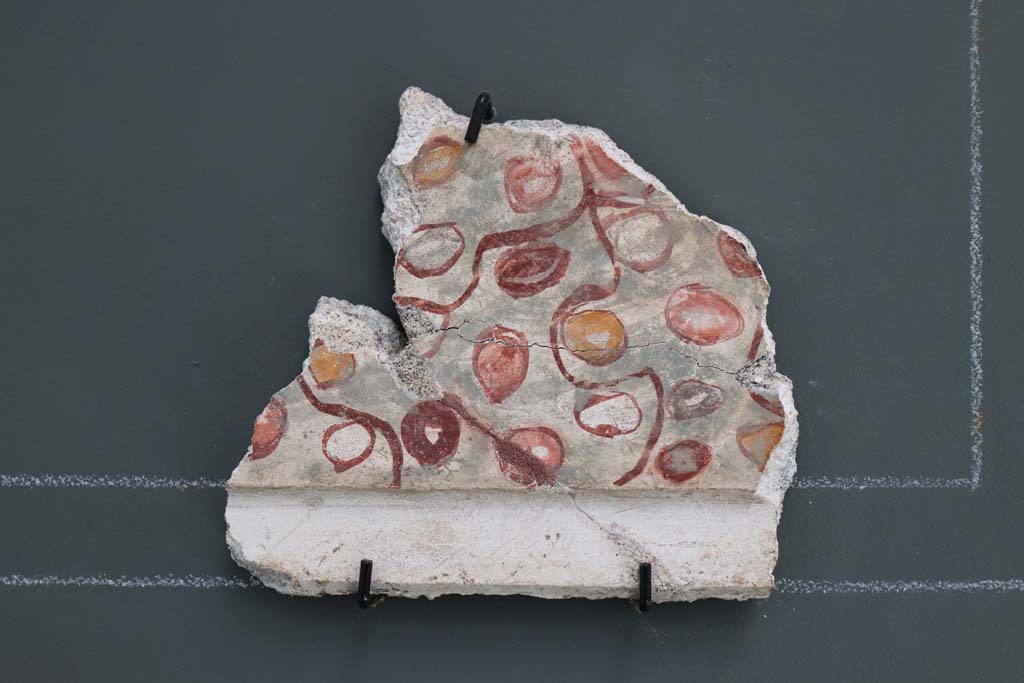 V.2.Pompeii. Casa di Orione. February 2021. 
Detail of fragment of painted stucco decoration imitating marble slabs from the entrance corridor/fauces.
Photo courtesy of Fabien Bièvre-Perrin (CC BY-NC-SA).

V.2.Pompeii. Casa di Orione. February 2021. 
Detail of fragment of painted stucco decoration imitating marble slabs from the entrance corridor/fauces, on display in Antiquarium.
Photo courtesy of Fabien Bièvre-Perrin (CC BY-NC-SA).
