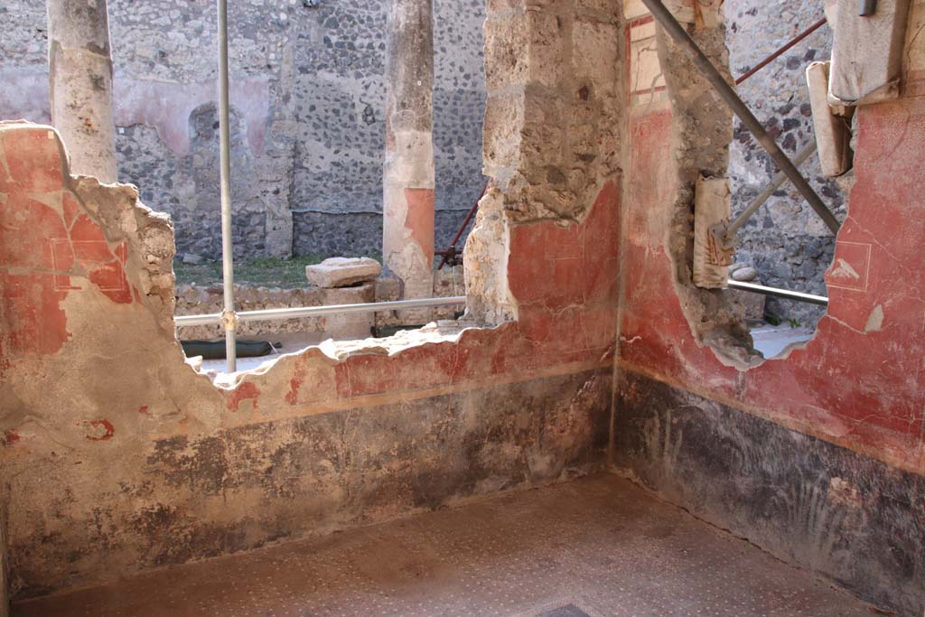 V.2.Pompeii. Casa di Orione. September 2021. Room 6, looking towards west and north walls. Photo courtesy of Klaus Heese.

