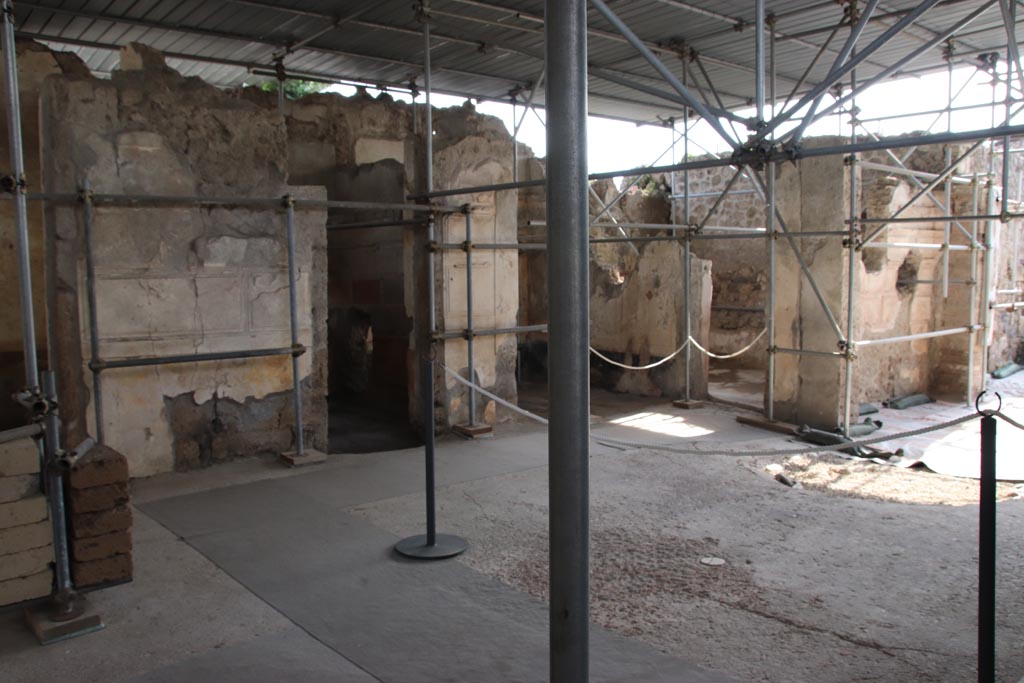 V.2 Pompeii. Casa di Orione. October 2022. 
Atrium A12, looking towards south-west corner, and tablinum (A7) in west wall, on right. Photo courtesy of Klaus Heese.
