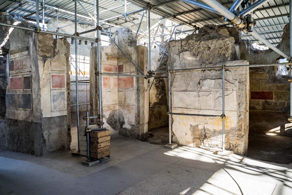 V.2, Pompeii. Casa di Orione. October 2021. 
South-east corner of atrium, with south wall of entrance corridor, on left. Photo courtesy of Johannes Eber.
