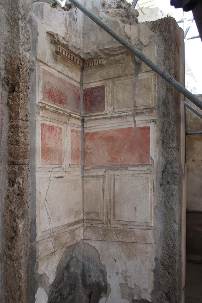 V.2.Pompeii. Casa di Orione. September 2021. 
Painted First Style decoration in south-east corner of atrium. Photo courtesy of Klaus Heese.

