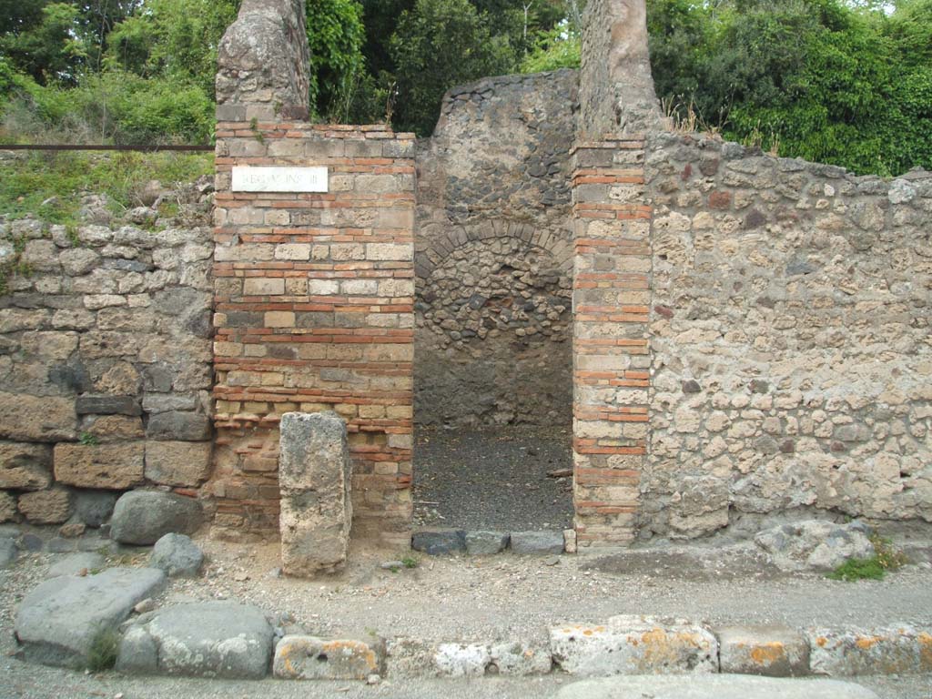 V.3.1 Pompeii. December 2005. Entrance to small room, which would have had wooden stairs to upper floor.