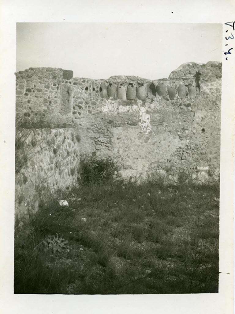 V.3.4 Pompeii. Pre-1937-1939. Corner of a garden with amphorae embedded into the wall. 
Photo courtesy of American Academy in Rome, Photographic Archive. Warsher collection no. 284.
