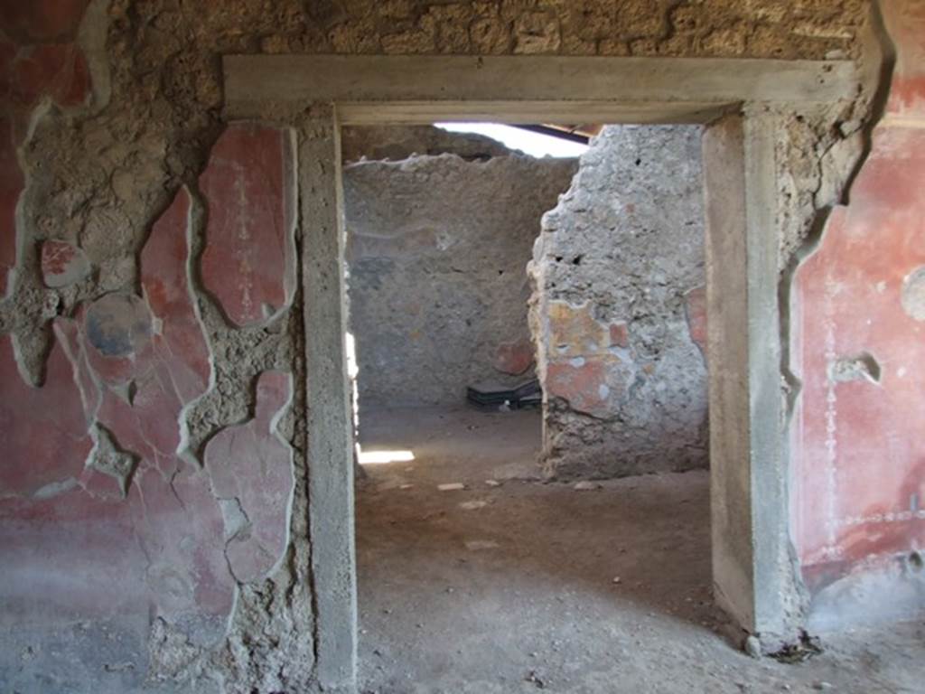 V.3.4 Pompeii. March 2009. Doorway in East wall of Tablinum.
