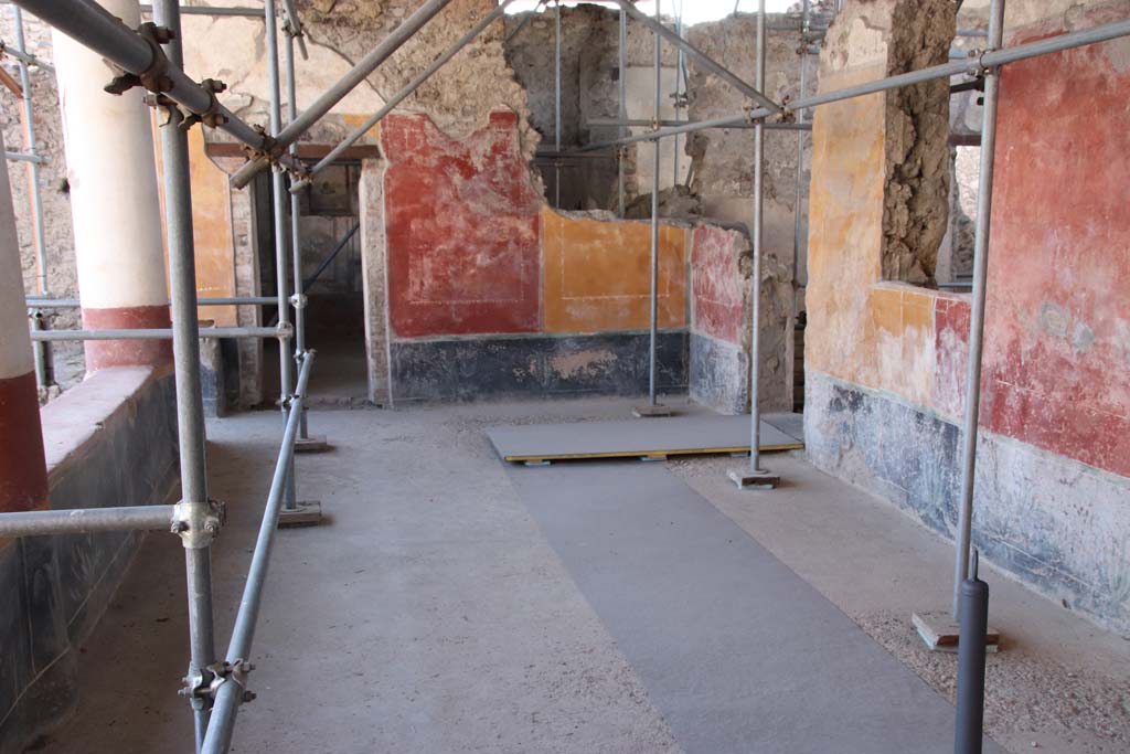 V.3 Pompeii. Casa del Giardino. September 2021. 
Portico 10, looking west to room 7, on left, and doorway to atrium 5, centre right. Photo courtesy of Klaus Heese.
