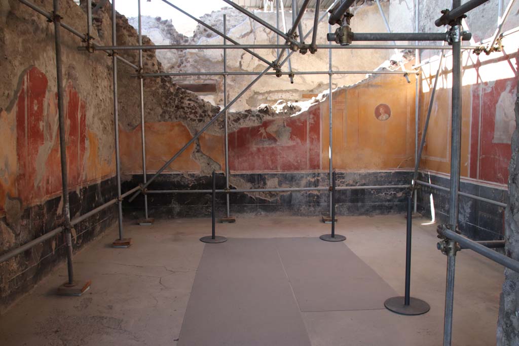 V.3 Pompeii. Casa del Giardino. September 2021. Room 3, looking north from Portico 10. Photo courtesy of Klaus Heese.