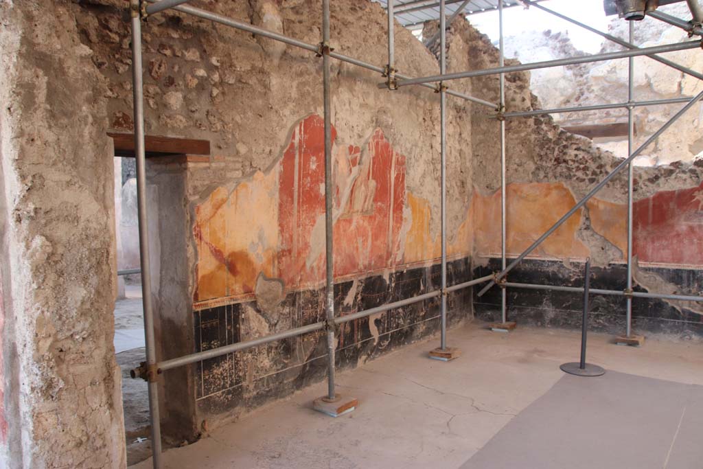 V.3 Pompeii. Casa del Giardino. September 2021. Room 3, looking towards west wall of triclinium. Photo courtesy of Klaus Heese.