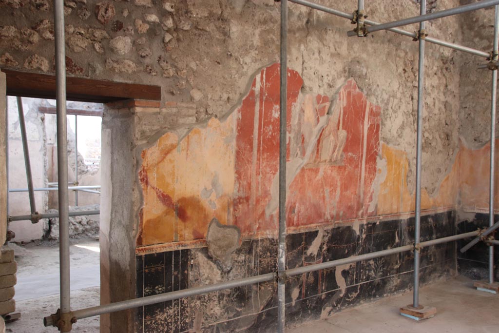 V.3 Pompeii. Casa del Giardino. October 2022. 
Room 3, doorway to atrium at south end of west wall of triclinium. Photo courtesy of Klaus Heese. 
