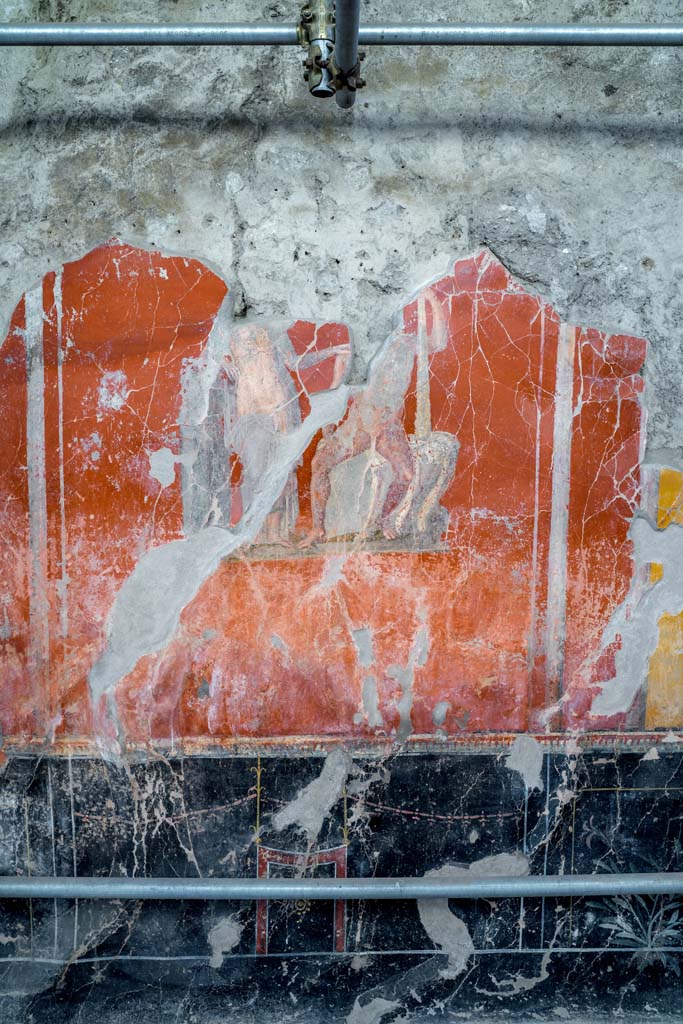 V.3 Pompeii. Casa del Giardino. October 2021. 
Room 3, central painting on west wall of triclinium. Photo courtesy of Johannes Eber.

