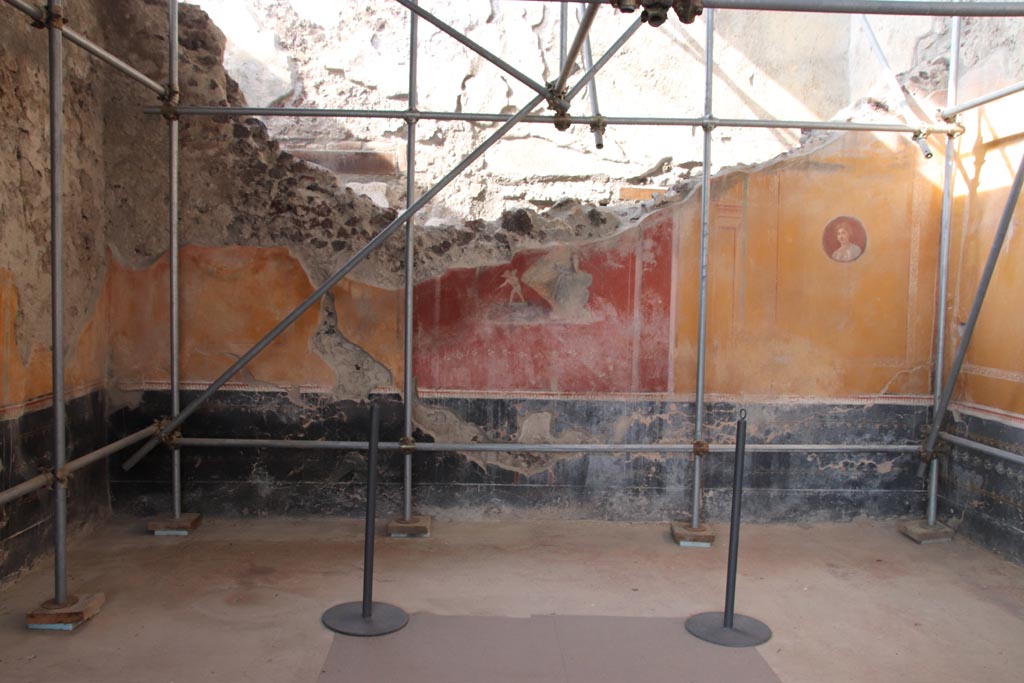 V.3 Pompeii. Casa del Giardino. October 2022. Room 3, looking towards north wall. Photo courtesy of Klaus Heese. 