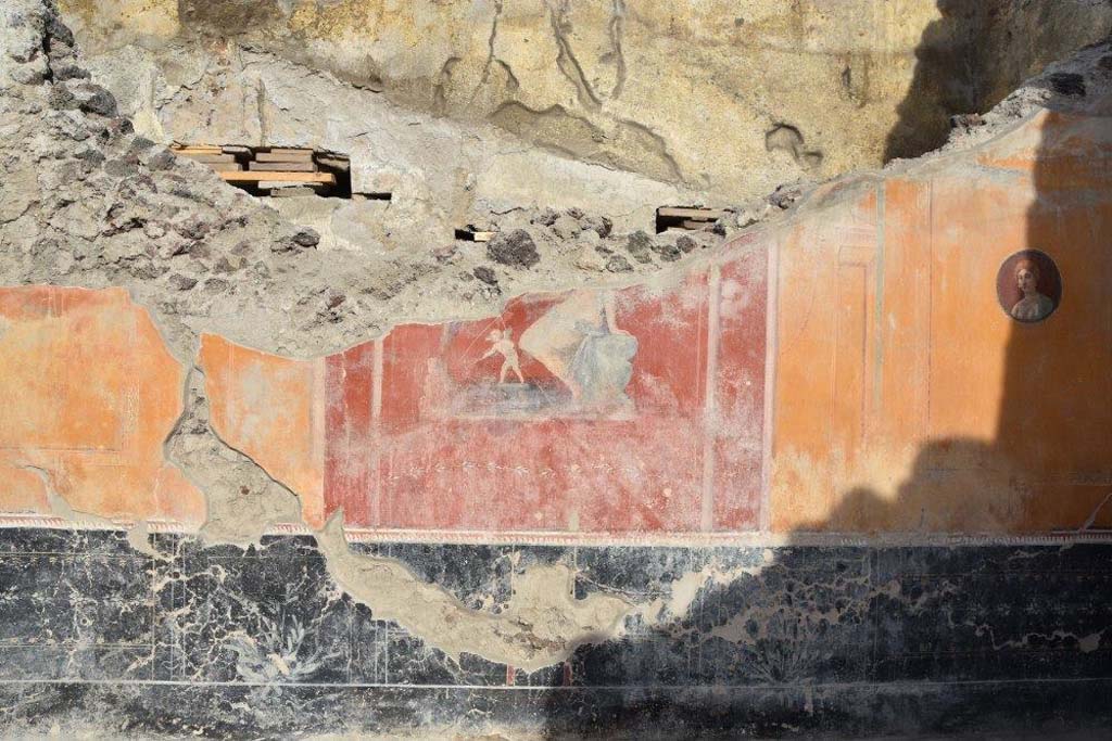 V.3 Pompeii. Casa del Giardino. October 2018. Ambiente 3, north wall with fresco of Venus and cupid.

Ambiente 3, parete nord con affresco di Venere e amorino.

Photograph © Parco Archeologico di Pompei.
